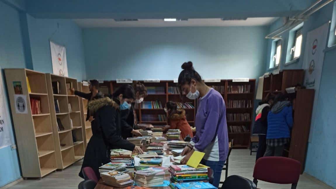 10 Bin okul projesi kapsamında kitap toplama